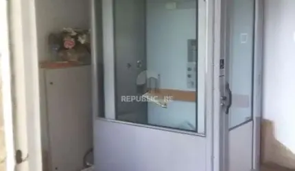 Casa com potencial residencial ou comercial, localizada em frente à Avenida Cris