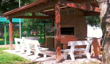 Apartamento com 2 Quartos,com box,no Bairro Humaitá