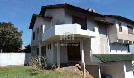 Casa para Venda - 300m², 5 dormitórios, sendo 3 suites, 5 vagas - Teresópolis