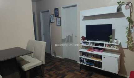 VENDA- Apartamento de 2 quartos, 41m2, ultimo andar, mobiliado- Menino Deus
