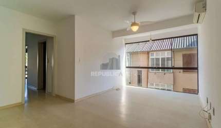 Apartamento com 3 dormitórios e 1 vaga de garagem no bairro Azenha.