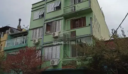 Apartamento à venda na Cidade Baixa – 2 dormitórios, de frente, com sacada integ