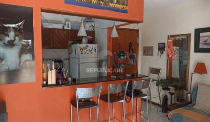 Vende-se apartamento de 1 dormitório com sacada e 47m² - Cidade Baixa
