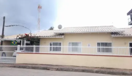 Ótima Casa com 3 quartos sendo 1 suíte