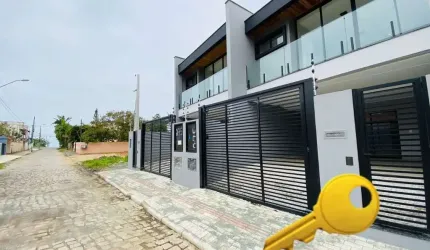 Sobrado de Alto Padrão em Balnéario PIçarras a 200 metros da Praia