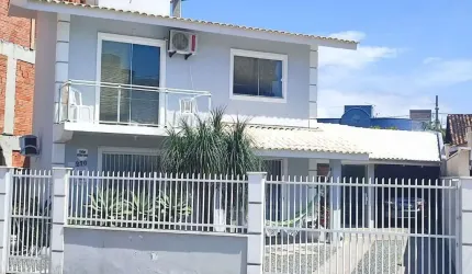 Linda Casa 3 dormitórios com suíte a poucos metros do mar com amplo Terreno.