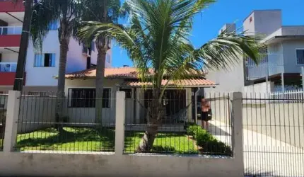 Excelente Casa 4 Quartos a 250m da praia Centro de Balneário Piçarras SC