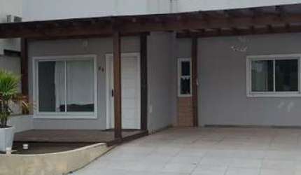 Casa com 3 quartos em condomínio fechado no centro de Piçarras