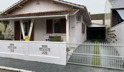 LINDA CASA CONTEMPORÂNIA PROXIMO AO MAR EM PIÇARRAS