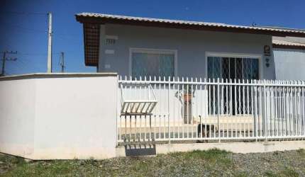 CASA COM ESPAÇO DE TERRENO EM BALNEÁRIO PIÇARRAS SC