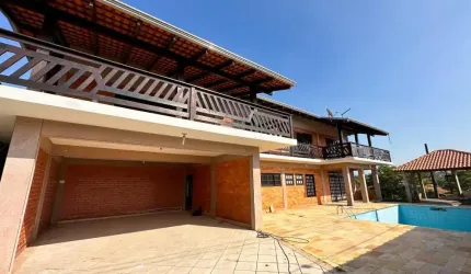 Ampla Casa com 04 dormitórios no Floresta.