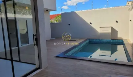 Bela Casa no Setor Jardim Atlântico, com 03 Suítes plenas, escritório, cozinha,  sala,  lavabo, Lavanderia e banheiro para atender a piscina com área de lazer
