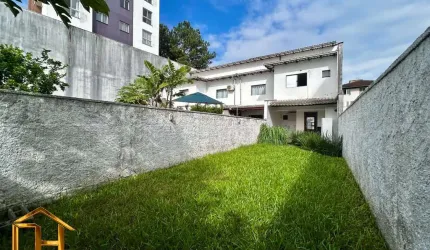 Sobrado geminado no Santo Antônio com amplo terreno de fundos, 2 vagas, 1 suíte + 2 quartos