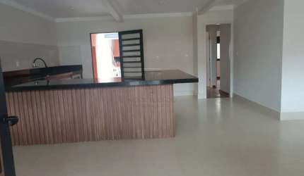 Ótima casa com 250m²- 3 dormitórios, 1 suíte, churrasqueira e edícula.