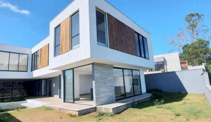 Casa linear com piscina no Residencial Alvim
