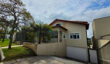 Maravilhosa casa com piscina no Jardim da Serra- Condomínio da Serra.