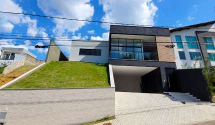 Casa linear com 04 quartos, sendo 02 suítes, 02 vagas de garagem  e quintal no Spina Ville.