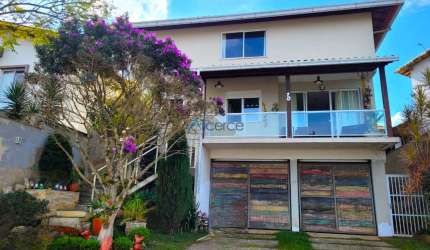 Casa com 05 quartos, suíte e 04 vagas garagem no São Lucas