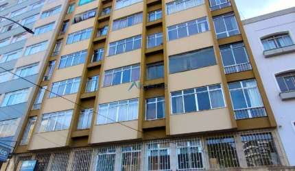 Apartamento com 02 quartos, garagem e elevador no Centro