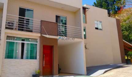 Casa duplex com 03 quartos e garagem no Monte Castelo