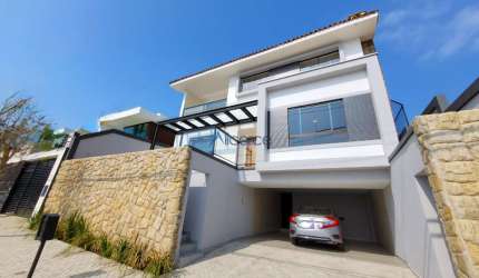 Linda casa em um dos mais cobiçados condomínios da cidade de Juiz de Fora!