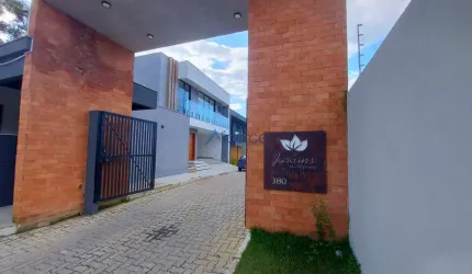 Casa dúplex 3 suítes com piscina em condomínio fechado