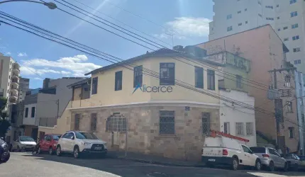 Casa a venda no Centro para morar ou fins comerciais com 210m² de área construída por 760 mil