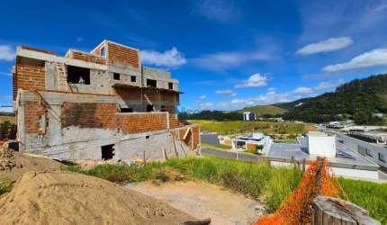 Terreno com pequeno declive, com 307,31 m² no Estrela Alta