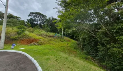 Terreno medindo 990 m² no Portal do Aeroporto.