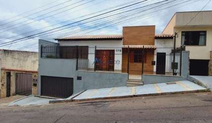Maravilhosa Casa no Paineiras - 2 Quartos (1 Suíte), Varanda e Área de Lazer com Churrasqueira!