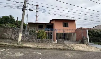Casa de 4 quartos espaçosa com excelente distribuição e localização privilegiada.