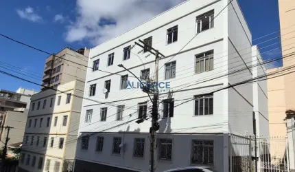 Apartamento térreo com 03 quartos no Centro.