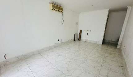 Sala comercial disponível para compra e uso imediato