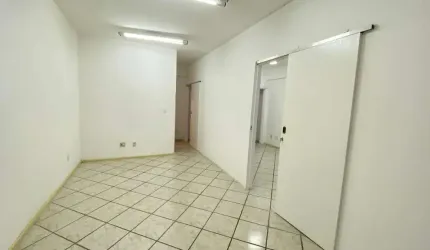 SALA COMERCIAL COM 60M&#178; NO CENTRO EMPRESARIAL CABO FRIO