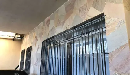CASA COM  4 DORMITORIOS SENDO 1 SUITE, 3 VAGAS DE GARAGEM COM PORTÃO AUTOMATICO