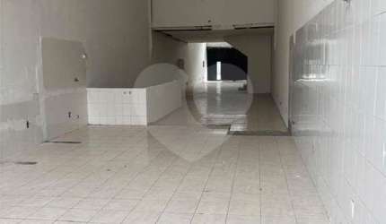 Galpão Comercial à Venda de 300m² com 4 banheiros térreo subsolo mezanino e quintal no Bom Retiro SP