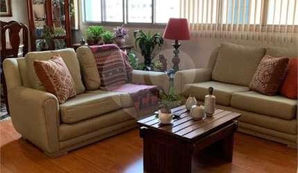 EXCELENTE APARTAMENTO 3DRMS 1STE - AREJADO E ILUMINADO NATURALMENTE