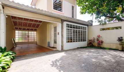 Lindíssimo sobrado com 180m²au, 240m² de terreno, 3 quartos, 1 suíte, 3 vagas ensolarado