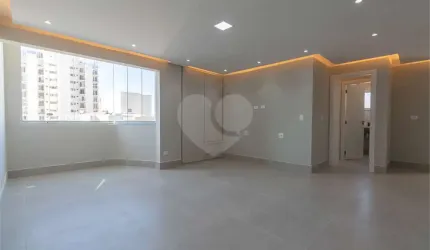 Apartamento tríplex reformado, 3 quartos, 3 suítes, 2 vagas, 122 m² - Moema