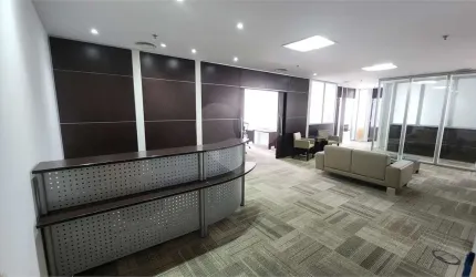 SALA COMERCIAL NO BROOKLIN MOBILIADA DE 224M² COM DIREITO A 6 VAGAS
