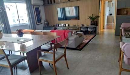 Apartamento reformado com 2 suítes, lavabo, cozinha americana, sala de jantar e sala de visitas.