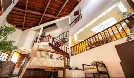 Casa imponente localizada no bairro City América próximo ao parque Toronto. O imóvel está situado em