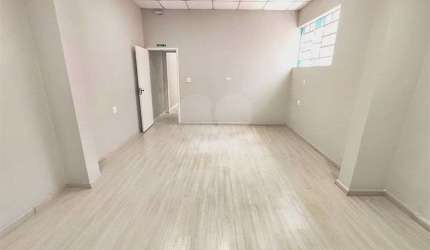 Casa comercial disponível para locação na Vila Romana.