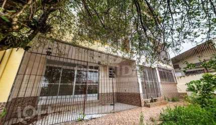 Casa com 6 quartos à venda na Avenida Copacabana, 1231, Tristeza, Porto Alegre, 300 m2 por R$ 1.166.000