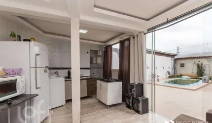Casa com 2 quartos à venda na Rua Raul Cauduro, 150, Mário Quintana, Porto Alegre, 80 m2 por R$ 165.000