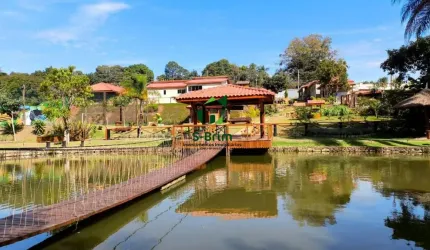 Linda chácara com lago com peixes em Atibaia. A poucos minutos do centro e comércios em geral