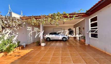 Casa 3 dormitórios com espaço gourmet e quintal amplo