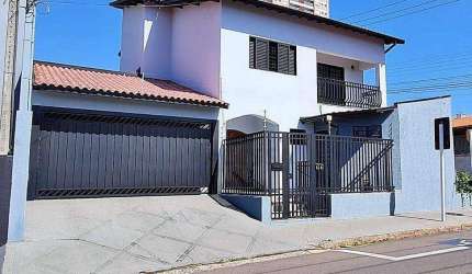 Sobrado com 4 dormitórios à venda, 300 m² por R$ 900.000,00 - Centro - Botucatu/SP