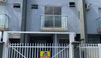 Sobrado para aluguel tem 103 metros quadrados com 3 quartos em Aventureiro - Joinville - SC
