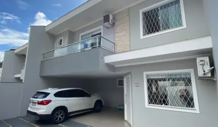 Linda casa para venda no bairro Saguaçu!